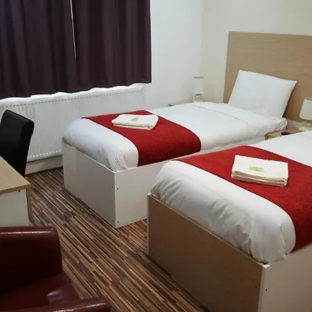 Heathrow Travellers Hub Bed & Breakfast Hounslow Exterior photo