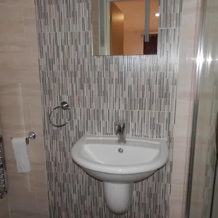 Heathrow Travellers Hub Bed & Breakfast Hounslow Exterior photo