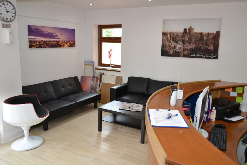 Bed & Breakfast Heathrow Travellers Hub 3*