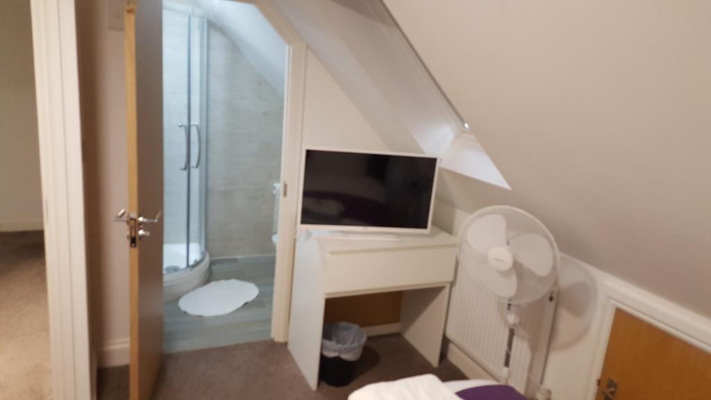 Heathrow Travellers Hub Bed & Breakfast 3*