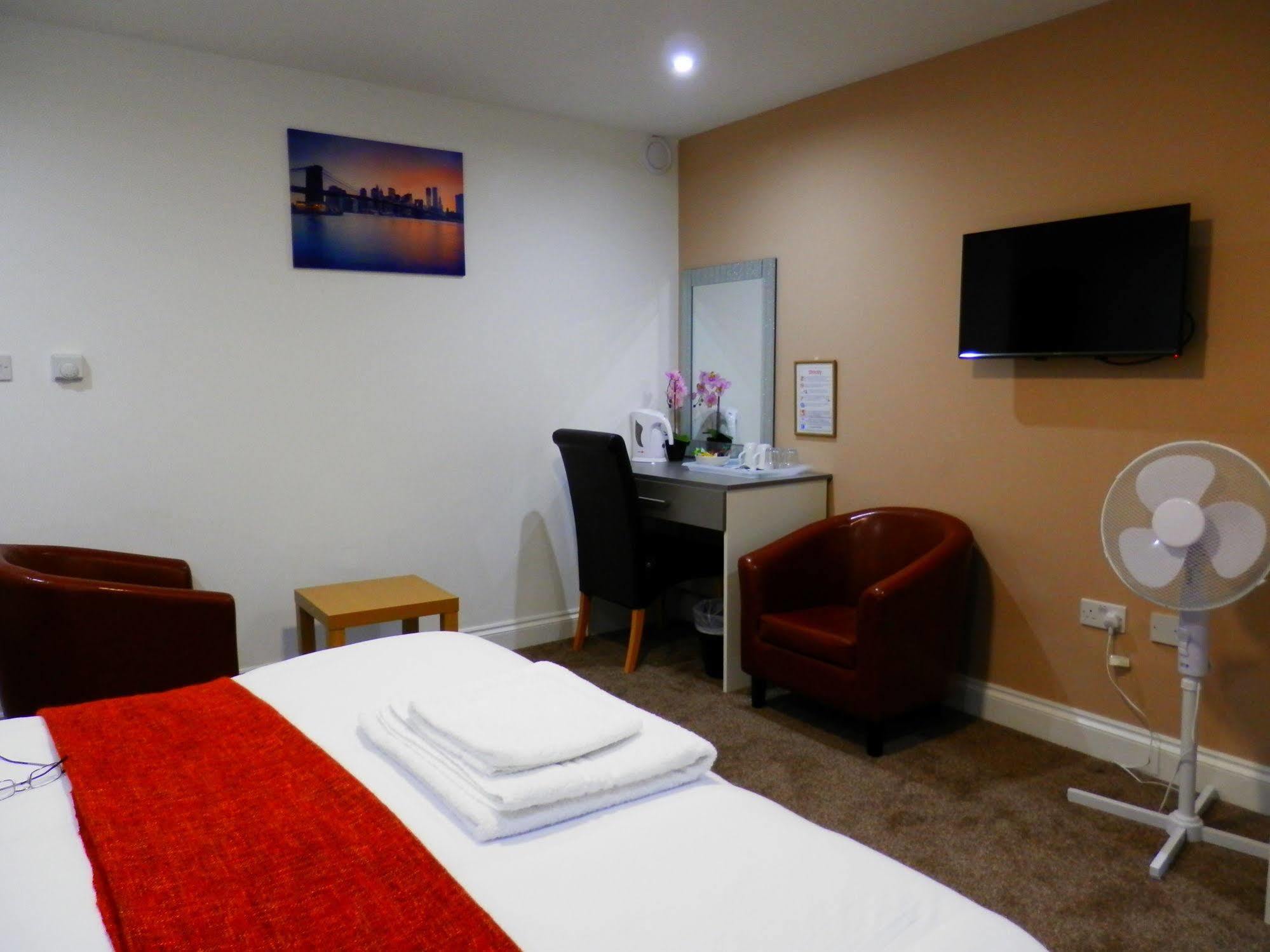 Bed & Breakfast Heathrow Travellers Hub 3*