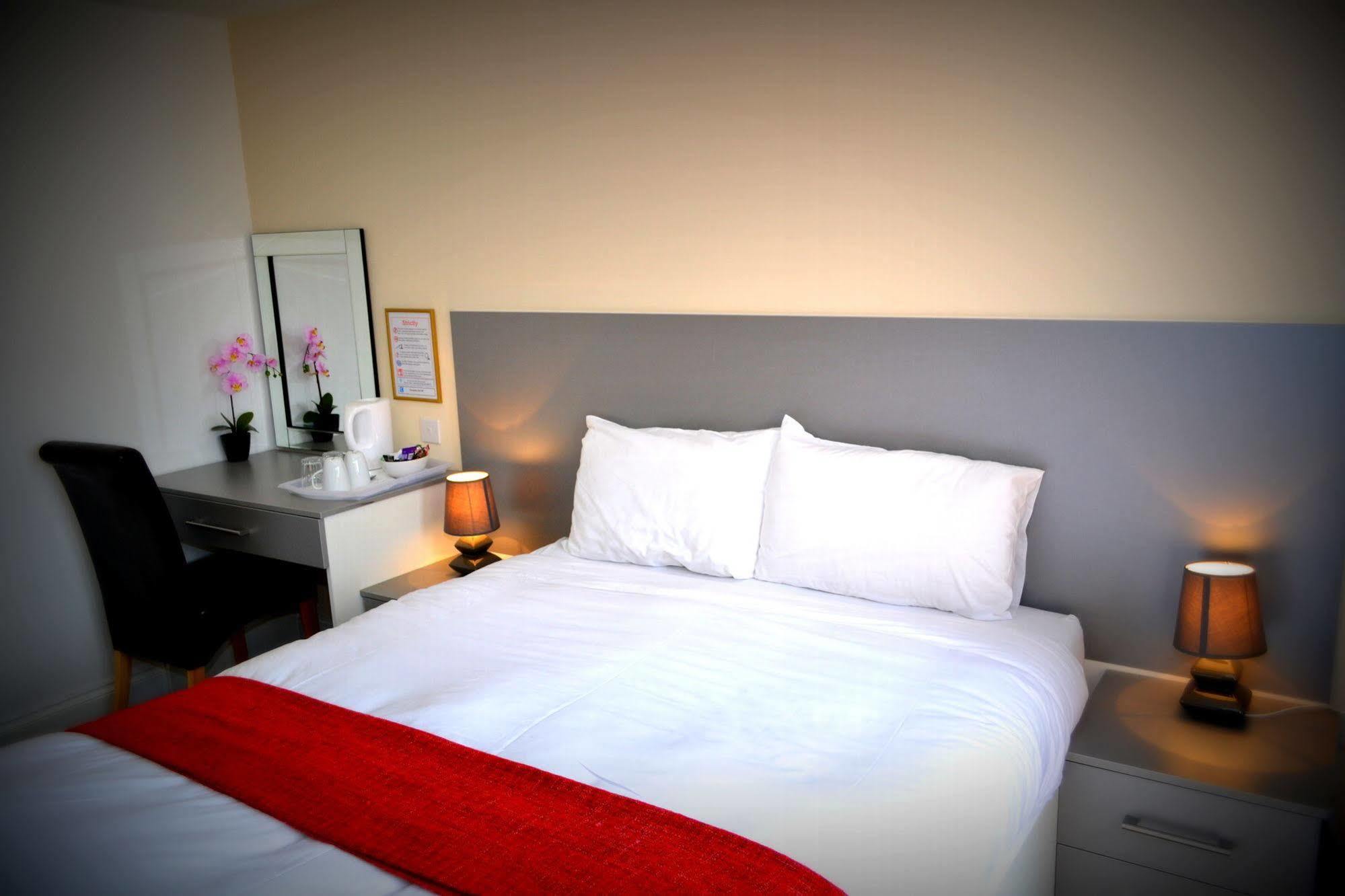 Heathrow Travellers Hub Bed & Breakfast Hounslow